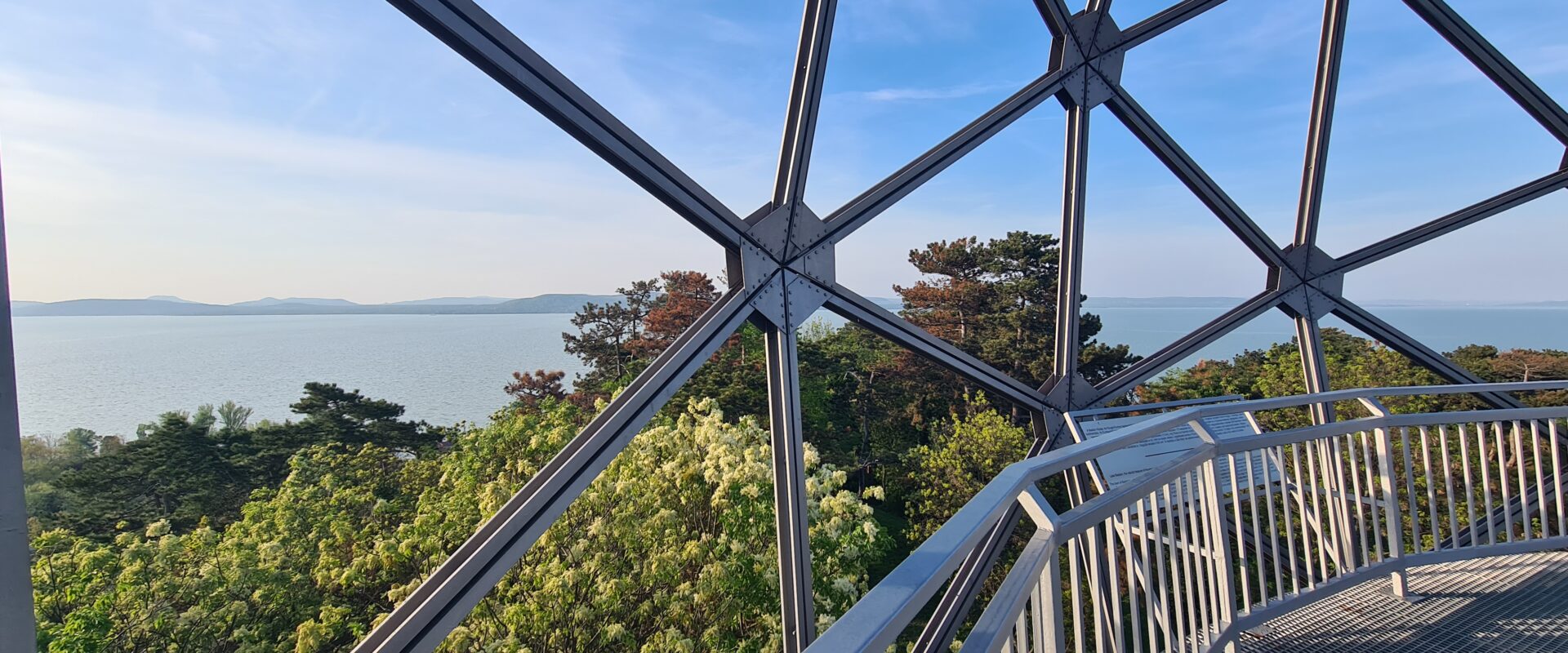 Gömbkilátó (Aussichtskugel) János Xantus auf dem Burgberg in Balatonboglár