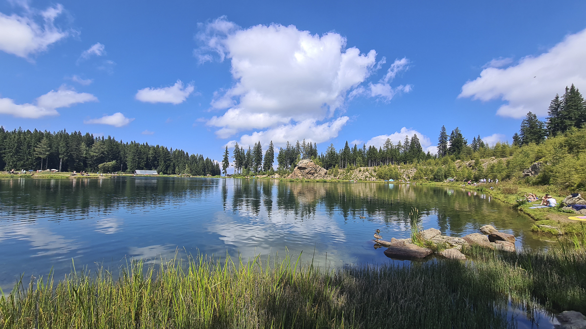 der schöne hebalmsee in kärnten mit sonne baden